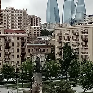 Апартаменты просторная, двухкомнатная ,с великолепным видом на город, расположенная в центре города, Баку